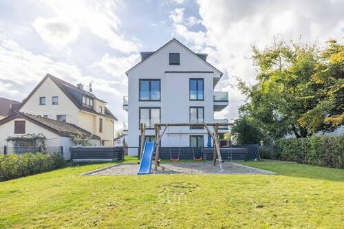 Hausansicht - **CHARMANTE 3-Zi-TERRASSENWOHNUNG mit traumhaftem GARTEN - Ruhig und gut angebunden**