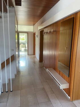 Flur (mit Blick zum Bad) - 