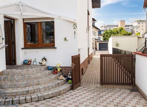 Hauszugang - 7 Zimmer Mehrfamilienhaus, Wohnhaus in Oftersheim