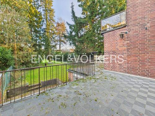 Großzügige Terrasse - 8 Zimmer Doppelhaushälfte zum Kaufen in Krefeld