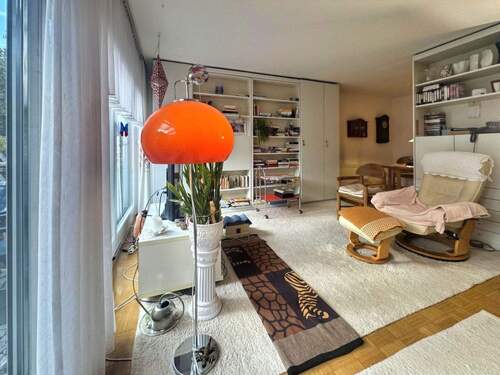 Wohnzimmer mit Blick zum Esszimmer - 4 Zimmer Reihenmittelhaus zum Kaufen in Kassel