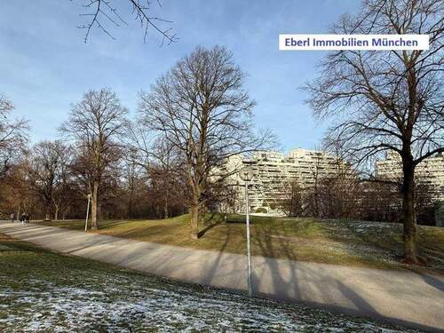 Olympiapark mit Gebäudeansicht - 