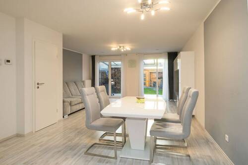 Wohnzimmer - Modernes Neubau-Reihenmittelhaus mit 4 Zimmern, EBK und 2 Stellplätzen in ruhiger Lage