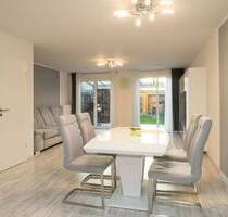 Modernes Neubau-Reihenmittelhaus mit 4 Zimmern, EBK und 2 Stellplätzen in ruhiger Lage - Adelsdorf