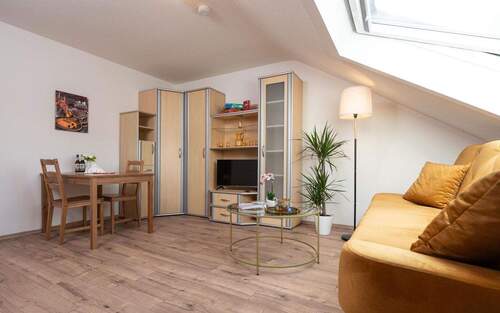 Wohnzimmer mit Schlafsofa - Gemütliche, vollmöblierte Wohnung in Kirn zu vermieten
