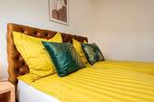 Schlafzimmer mit Boxspringbett - Etagenwohnung mit 49,00 m² in Kirn zur Miete