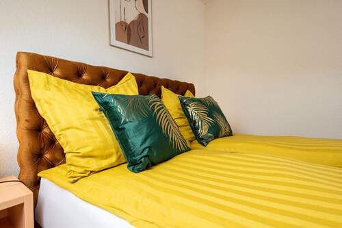 Schlafzimmer mit Boxspringbett - Etagenwohnung mit 49,00 m² in Kirn zur Miete