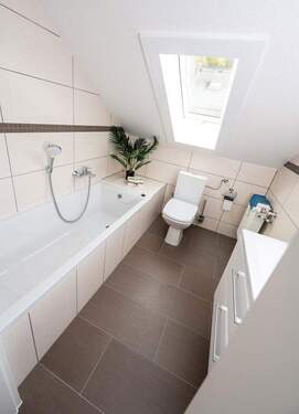 Badezimmer mit Badewanne - 