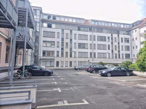 Innenhof mit Parkplätzen - 