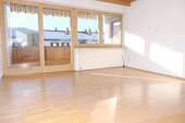02-Wohnzimmer - 3 Zimmer Etagenwohnung zum Kaufen in Bad Tölz
