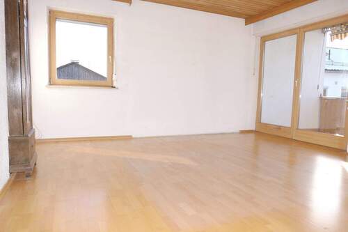 04-Wohnzimmer - Etagenwohnung mit 65,60 m² in Bad Tölz zum Kaufen