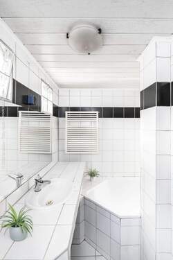 Badezimmer mit Fenster und Badewanne - EG - 