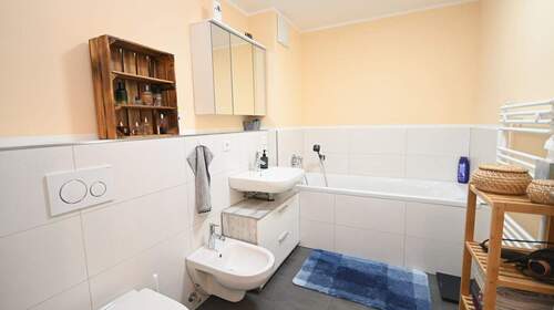 Badezimmer mit Wanne und Bidet - 
