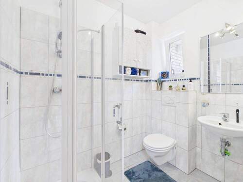 Gäste-WC mit Dusche - 