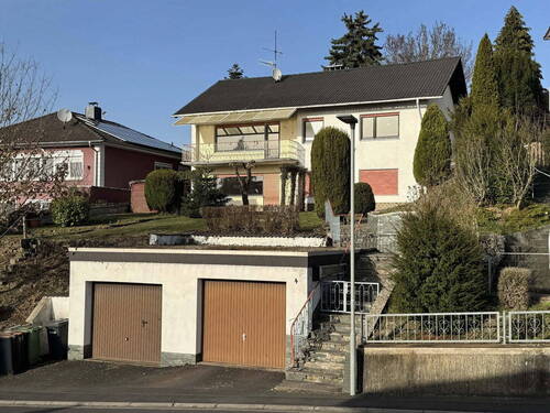 Haus inkl. Doppelgarage - Einfamilienhaus mit großem Potenzial