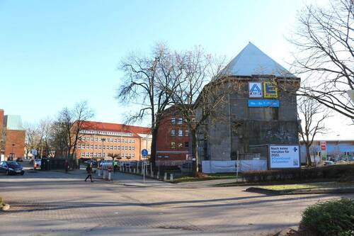 Lübeck, Stichstraße mit Ansicht auf das freie Grundstück - Einfamilienhaus zum Kaufen in Lübeck