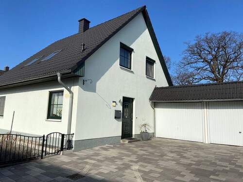 Eingang und Doppelgarage - 5 Zimmer Einfamilienhaus zum Kaufen in Neubrandenburg