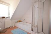 ..mit Badewanne und Dusche - 