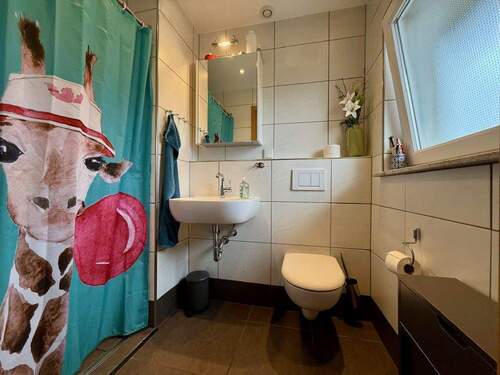 Erdgeschoss: Tageslicht-Duschbad mit WC - 