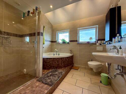 Dachgeschoss: Tageslicht-Vollbad - 