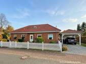 Straßenansicht neu - Ebenerdiger Bungalow mit überdachter Terrasse und großem Garten