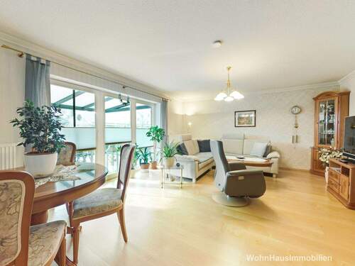 Wohnzimmer mit Essbereich - 4 Zimmer Einfamilienhaus zum Kaufen in Altlandsberg