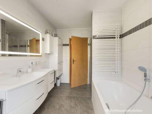 Badezimmer mit Blick zum Flur - 