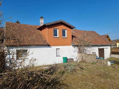 Blick vom Garten aufs Haus - Einfamilienhaus mit 71,00 m&sup2; in Coburg zum Kaufen