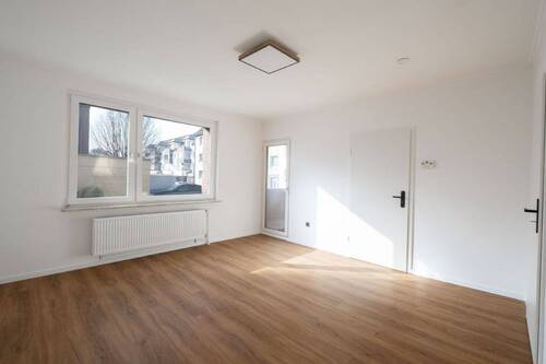 Bild 1 - Modern wohnen in Düsseldorf - frisch renovierte 2-Zimmer-Wohnung mit Balkon und neuer Einbauküche