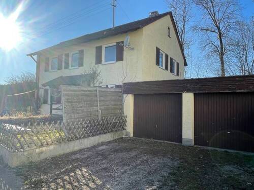 Altbestand mit Garagen - 