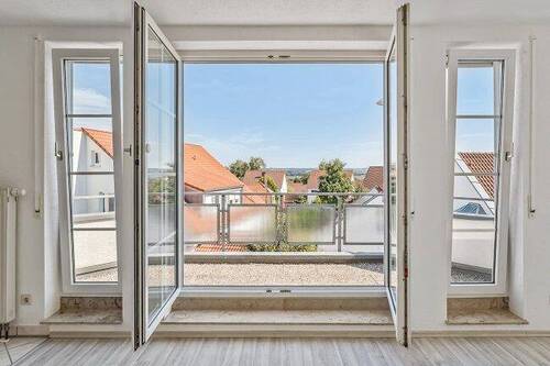 Balkon Wohnen - Lichtdurchflutete 2-Zimmer-Wohnung mit Weitblick inkl. TG Stellplatz