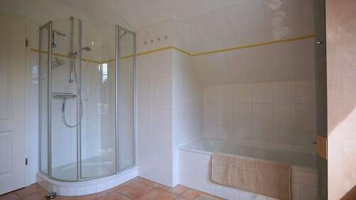 ...verfügt über Wanne und separate Dusche - 