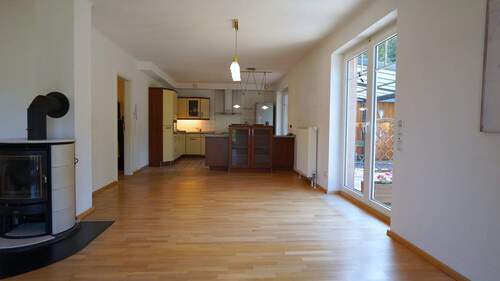 ...großzügigen Essbereich mit offener Küche - 