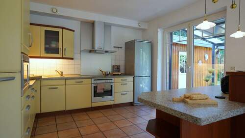 Von der Küche aus geht es zum ... - 