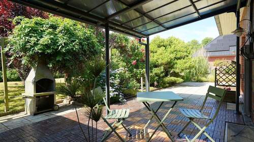 ...überdachten Teil der Terrasse - 