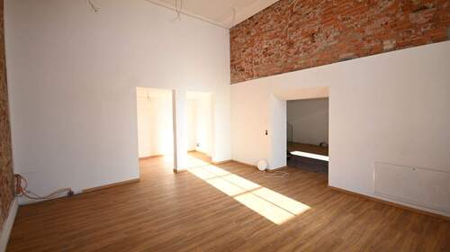 ...mit XXL Raumhöhe - Büro in Berching zur Miete