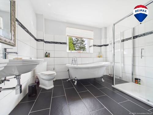 REMAX Immobilien DeLux Einfamilienhaus Badezimmer Schifffweiler Mark Borowicz - 