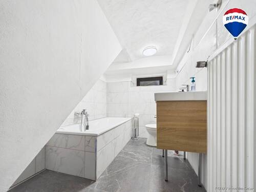 REMAX Immobilien DeLux Einfamilienhaus Badezimmer Schifffweiler Mark Borowicz - 