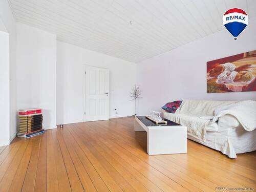 REMAX Immobilien DeLux Einfamilienhaus Wohnzimmer Schiffweiler Mark Borowicz - Einfamilienhaus mit 200,00 m&sup2; in Schiffweiler zum Kaufen