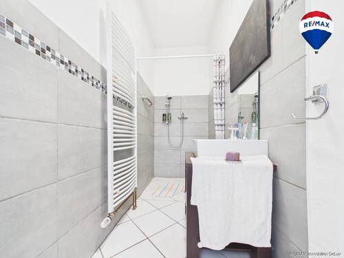 REMAX Immobilien DeLux Einfamilienhaus Badezimmer Schifffweiler Mark Borowicz - 