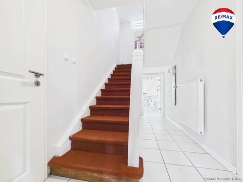 REMAX Immobilien DeLux Einfamilienhaus Diele Schiffweiler Mark Borowicz - 