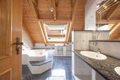 Badezimmer im Dachgeschoss - 