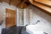 Badezimmer mit Wanne und Dusche - 