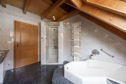 Badezimmer mit Wanne und Dusche - 