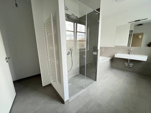Bad mit Dusche und Wanne - 
