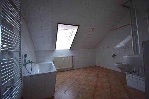 Originalbild Bad - Etagenwohnung mit 78,10 m² in Riesa zur Miete