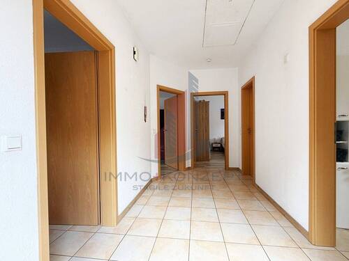 Der einladende Flur der linken Wohnung - 4 Zimmer Mehrfamilienhaus, Wohnhaus zum Kaufen in Rieste