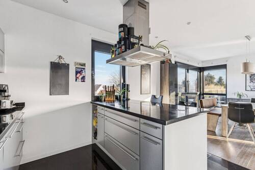 Küche mit Blick in Essbereich und Dachterrasse - 