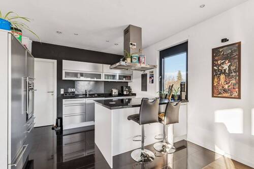 Küche mit Zugang Hauswirtschaftsraum - 