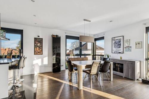 Offener Wohn-/Essbereich mit Kamin, Obergeschoss - 